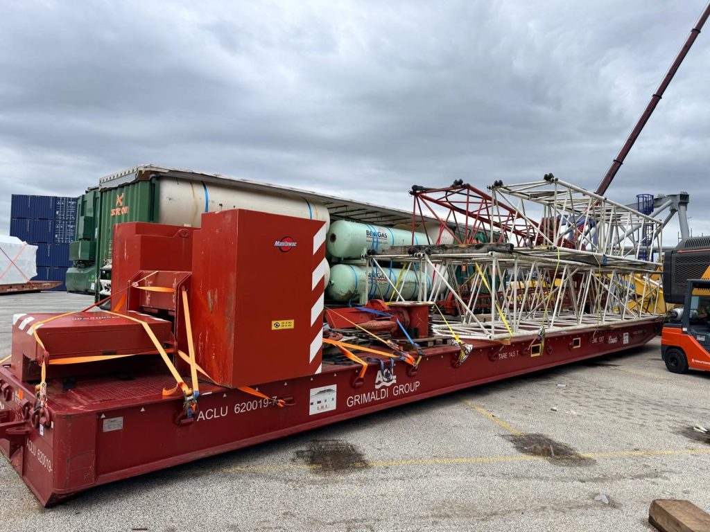 Breakbulk: kraanonderdelen op een dieplader voor verscheping
