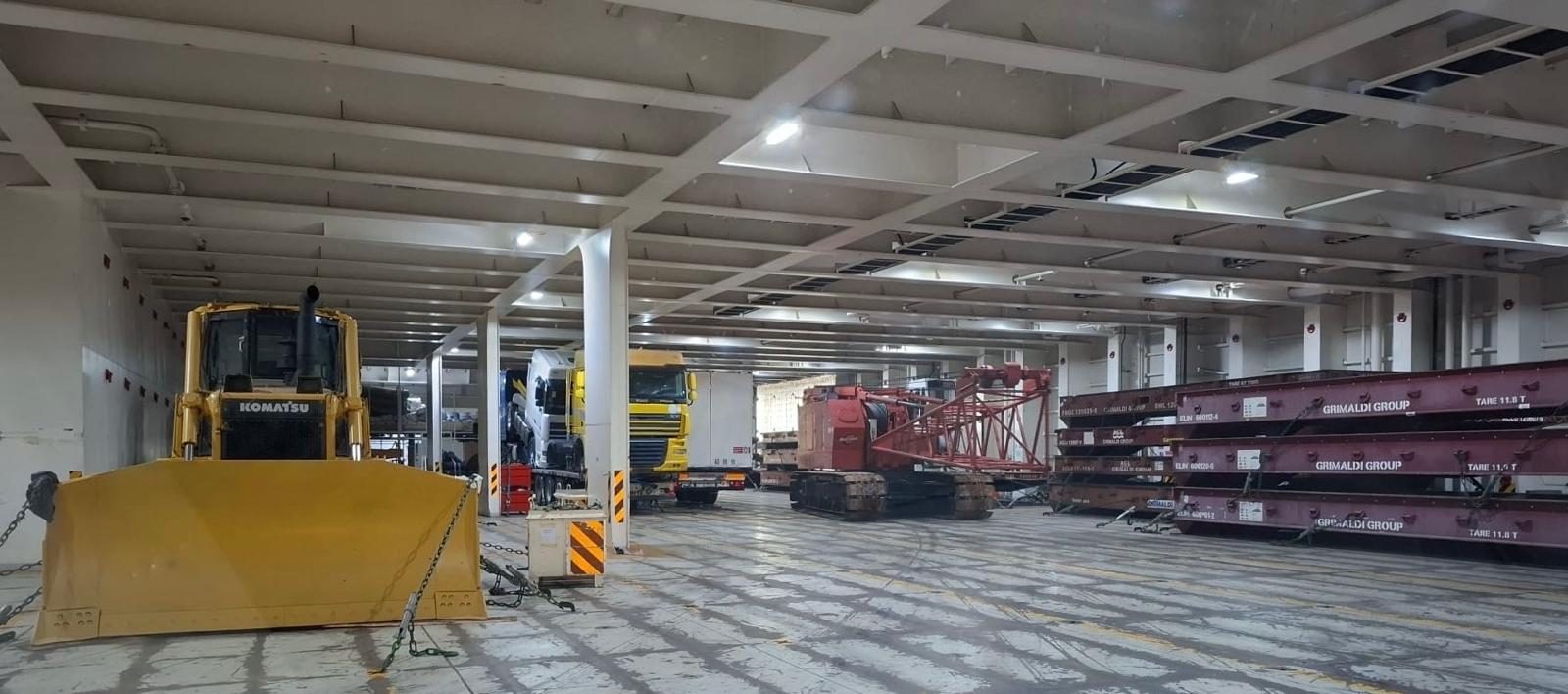 Bulldozer in het laadruim van een Ro-Ro-schip