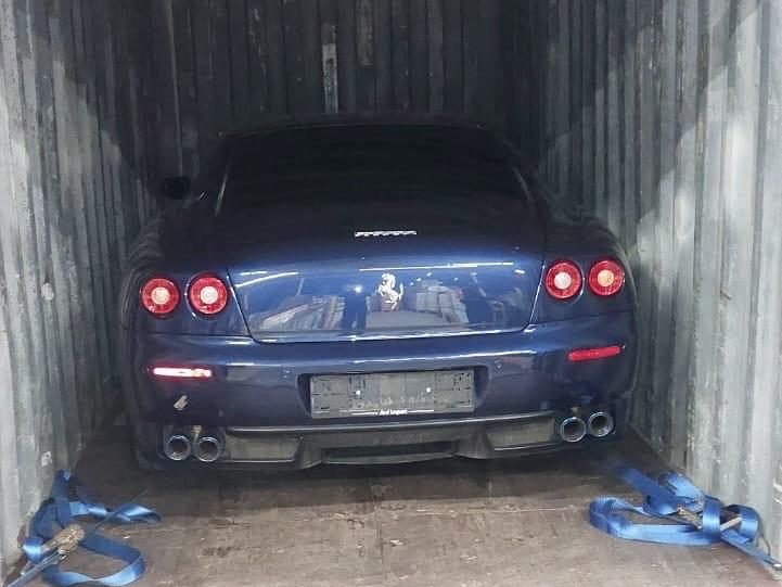 Ferrari vastgesjord in een zeecontainer