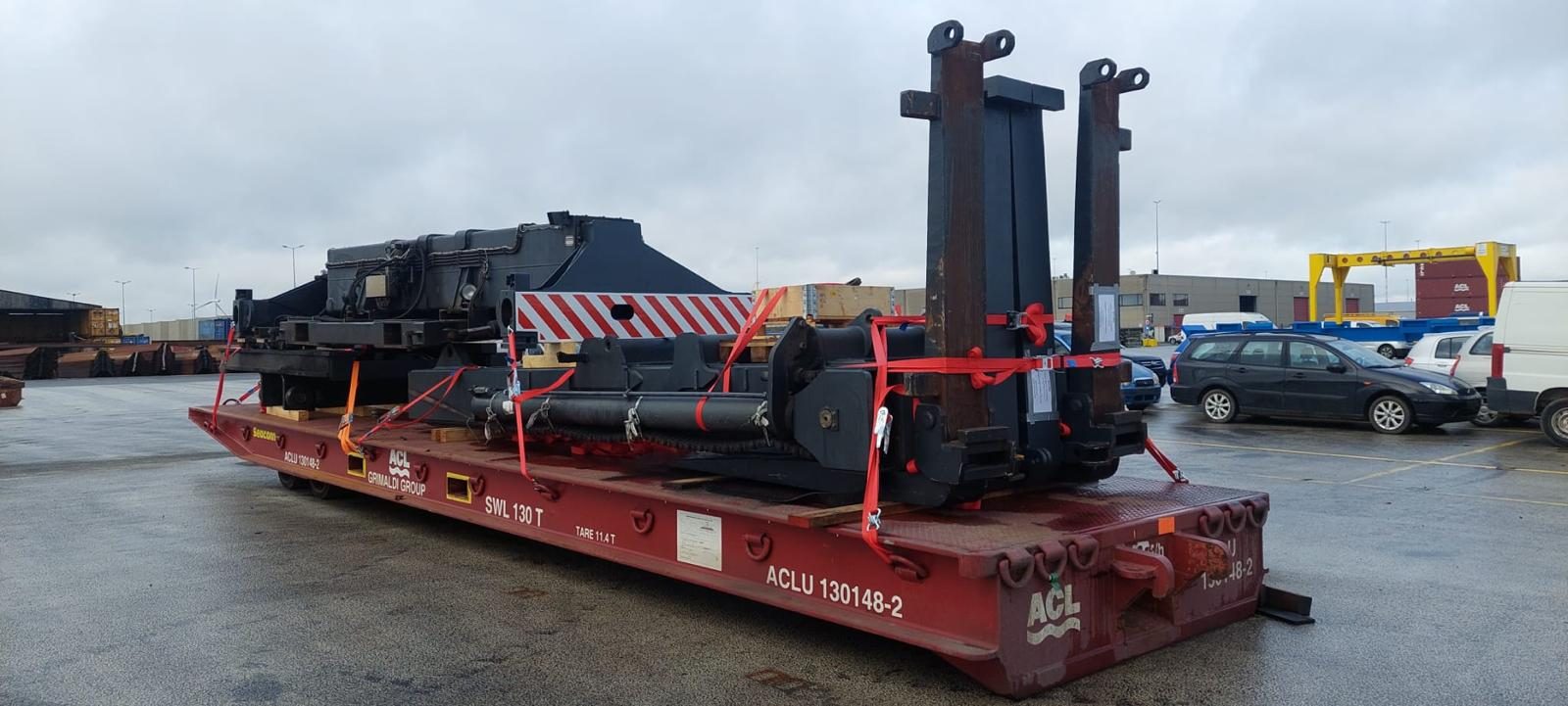 Machine vastgesjord op een flatrack voor verscheping