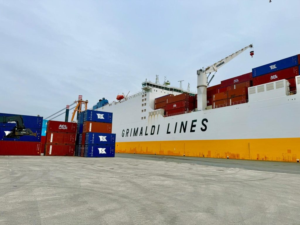 Ro-Ro-schip van Grimaldi Lines aan de kade, klaar voor het laden