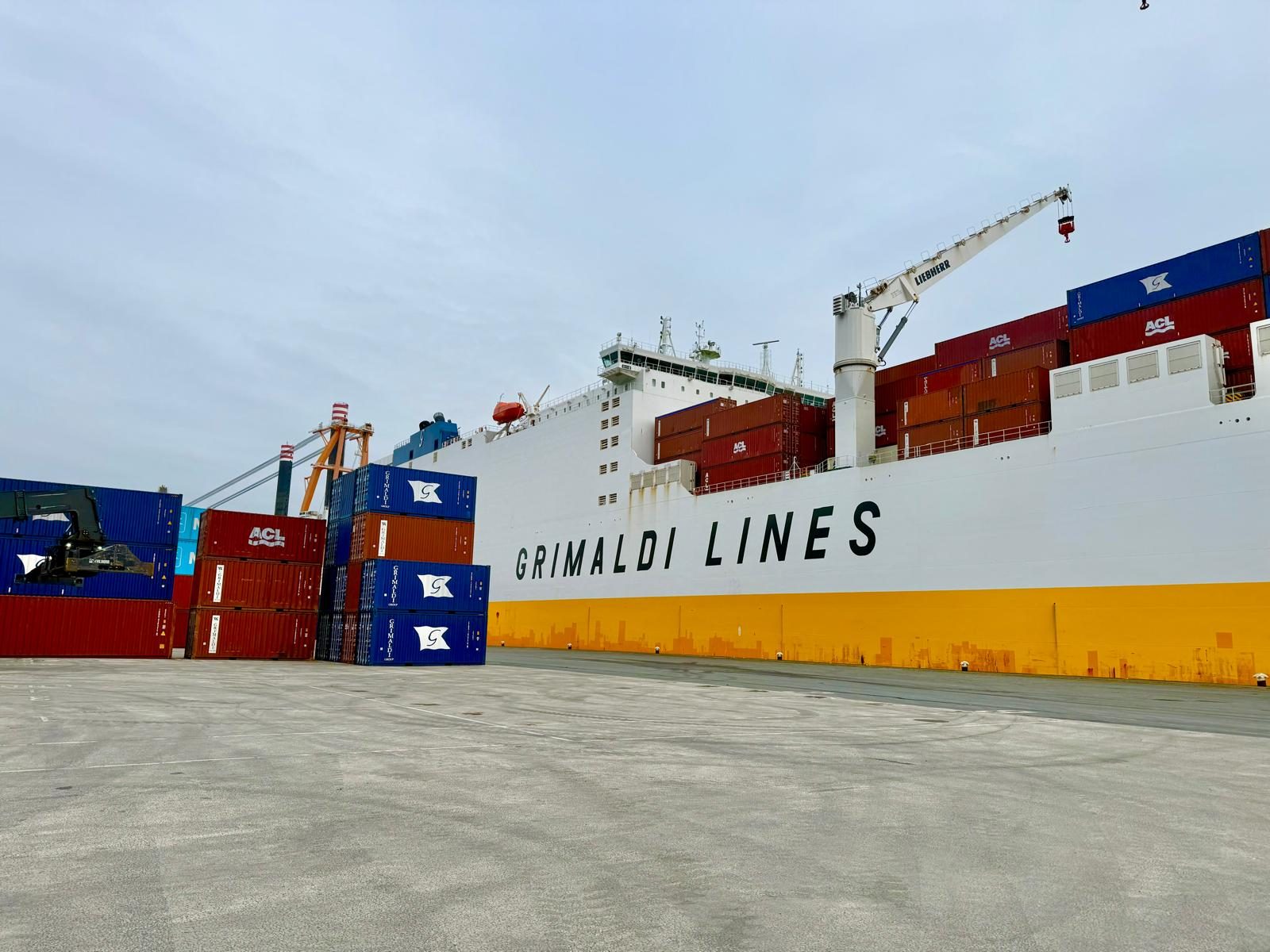 Ro-Ro-schip van Grimaldi Lines aan de kade, klaar voor het laden