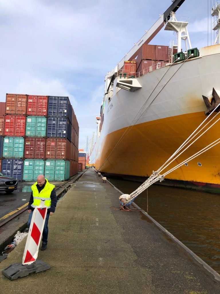 Laadklep van een Ro-Ro-schip met medewerker