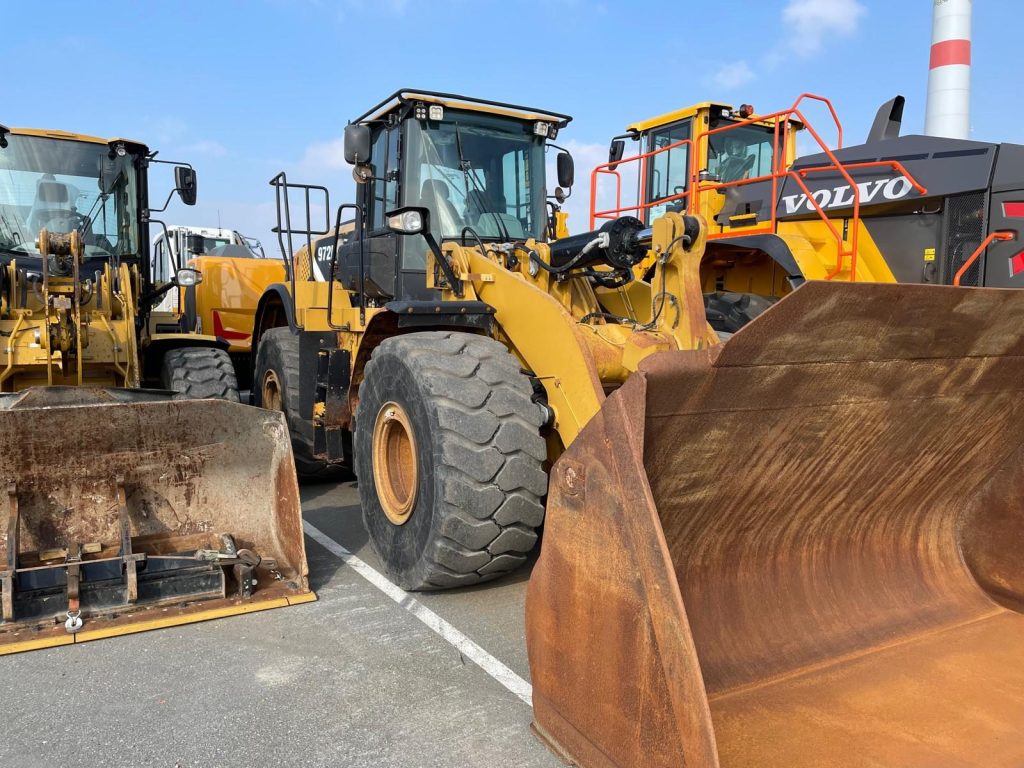 Volvo shovel en bouwmachines op de kade