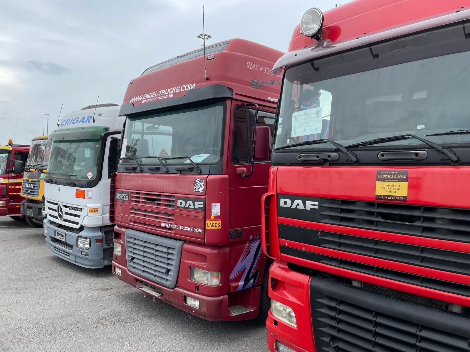 Rij DAF-trekkers op de kade voor export
